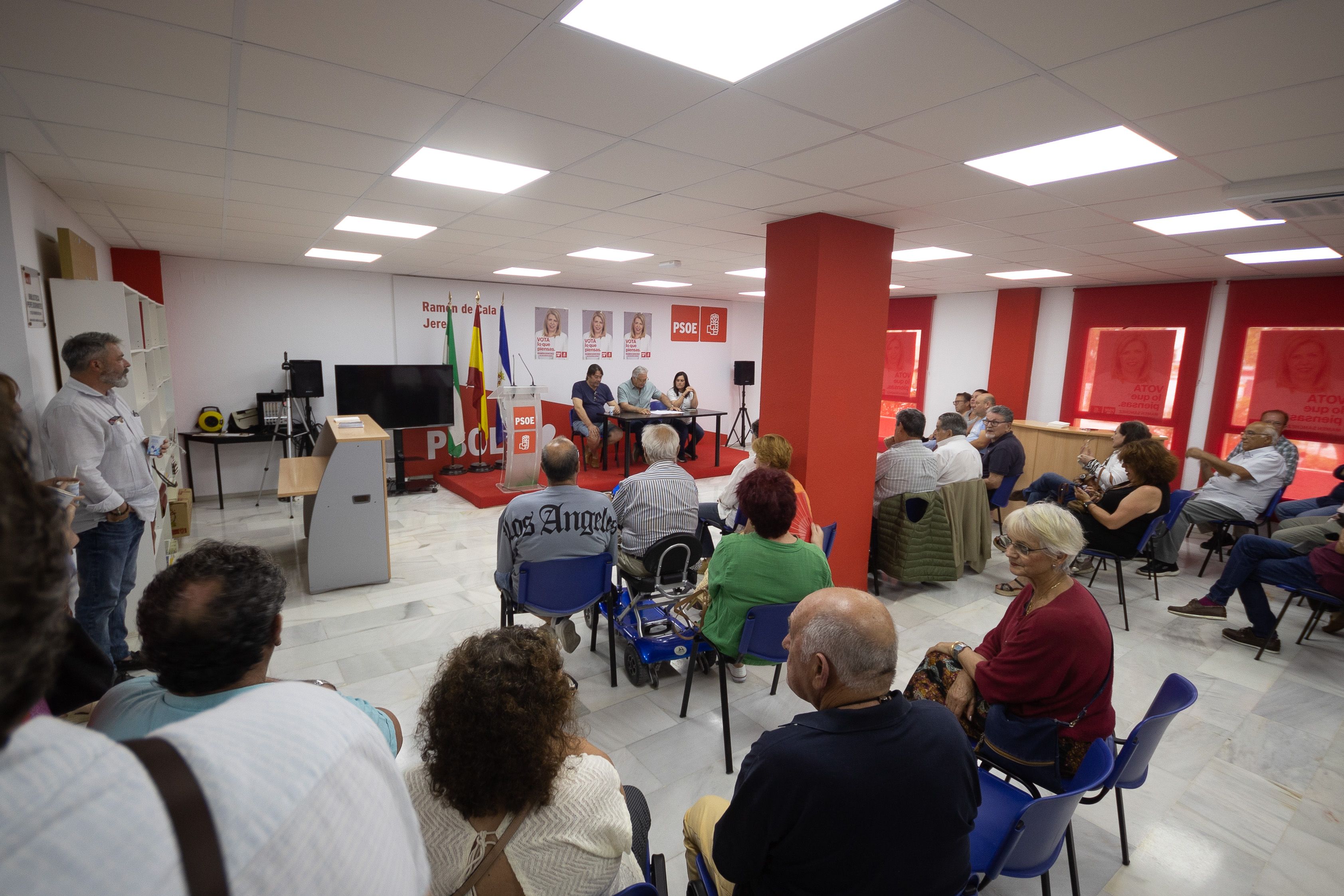 Instantes previos al comienzo de la asamblea, este pasado lunes en la sede del PSOE de Jerez.