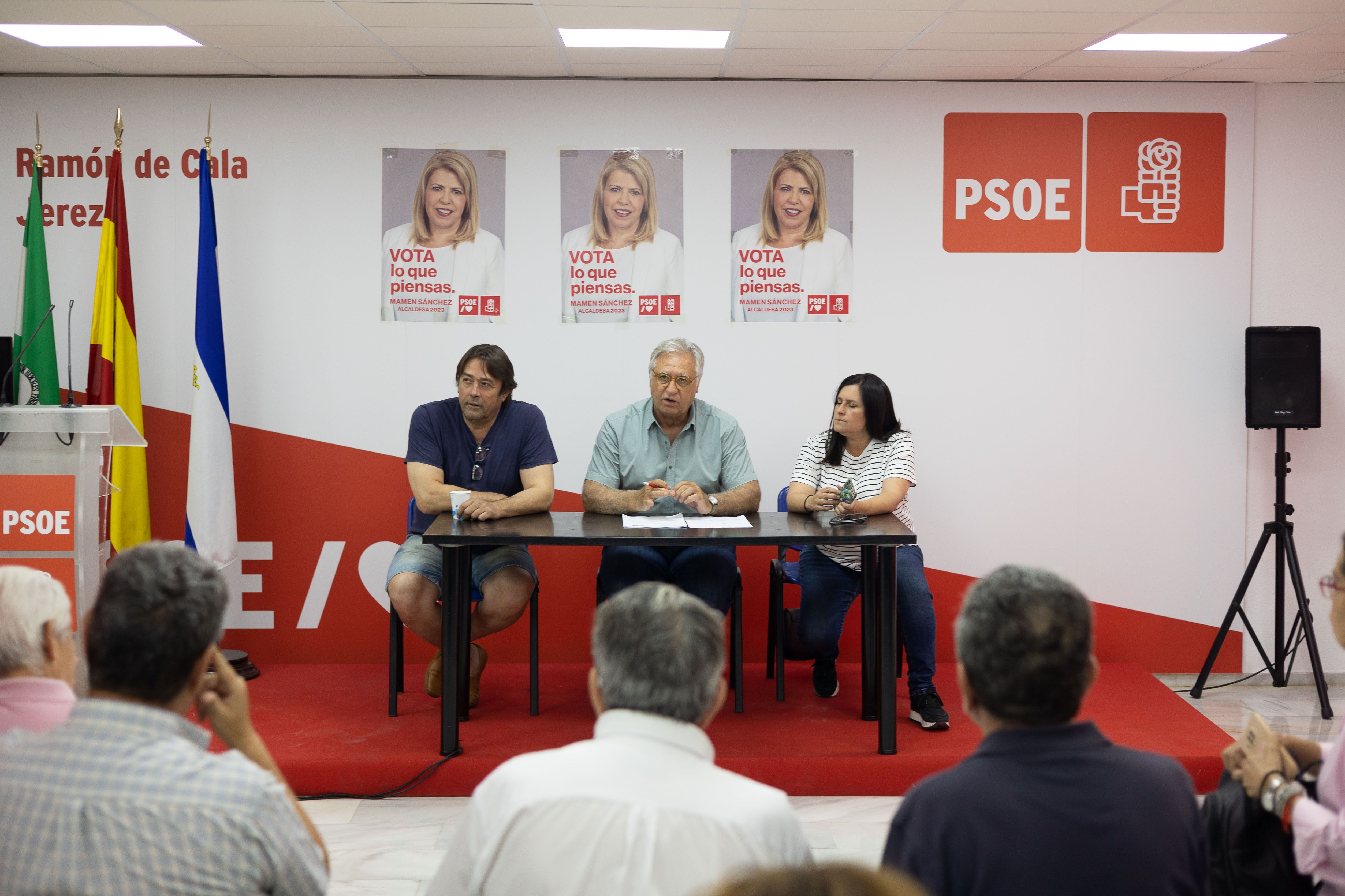 Cabecera de la asamblea extraordinaria del PSOE de Jerez, el pasado lunes en calle Sevilla.