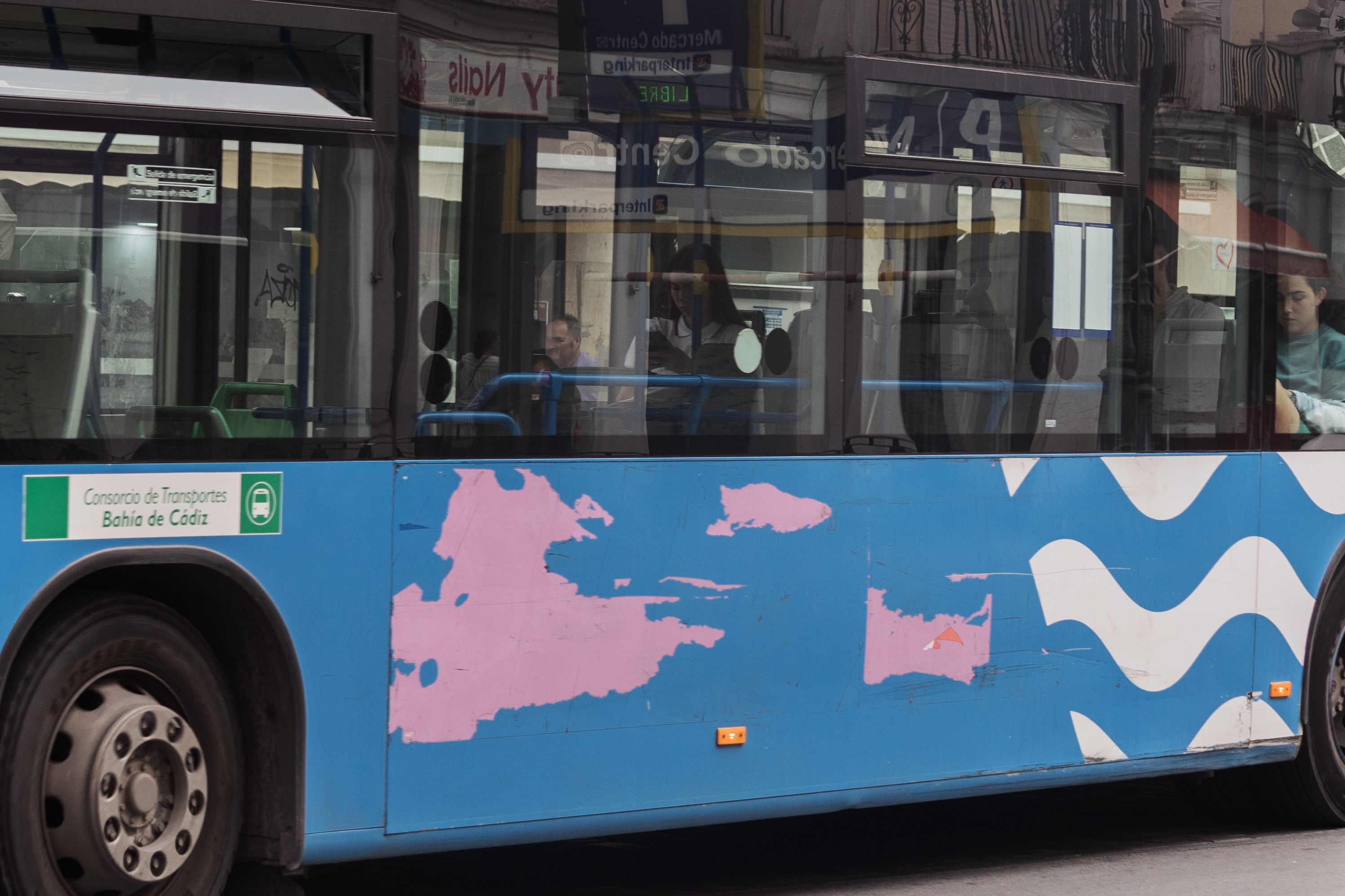 Mal estado de un autobús en Jerez, en una imagen reciente.