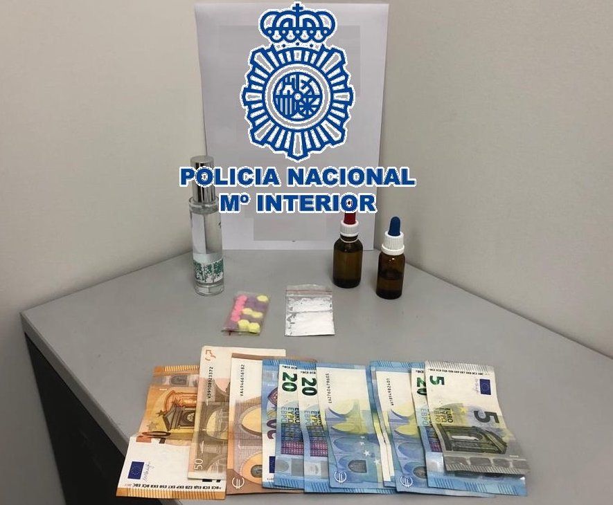Material incautado al sospechoso en la estación de autobuses de Málaga.
