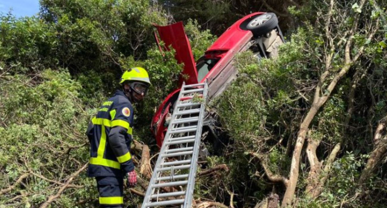 Imagen del coche atrapado entre los árboles.  CONSORCIO DE BOMBEROS PROVINCIA DE CÁDIZ