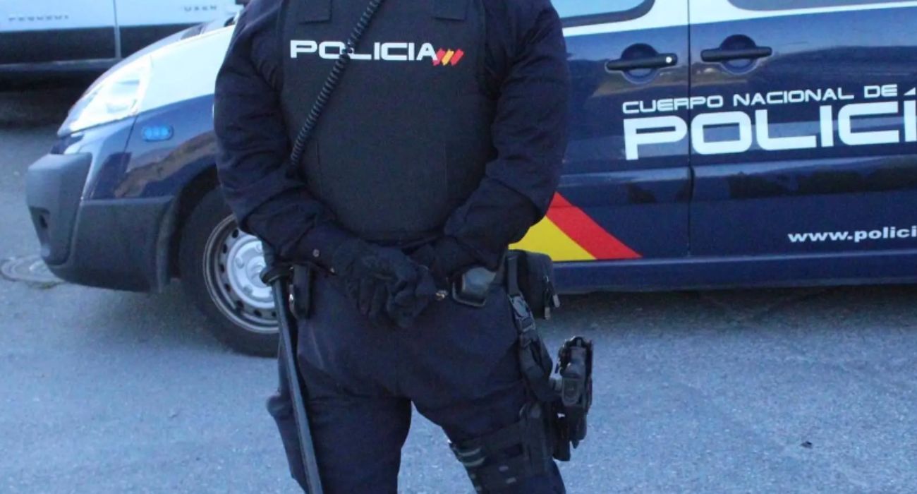 Un agente de la Policía Nacional, en una imagen de archivo. La Policía ha concluido que una joven cayó del balcón por comer un pastel de marihuana.