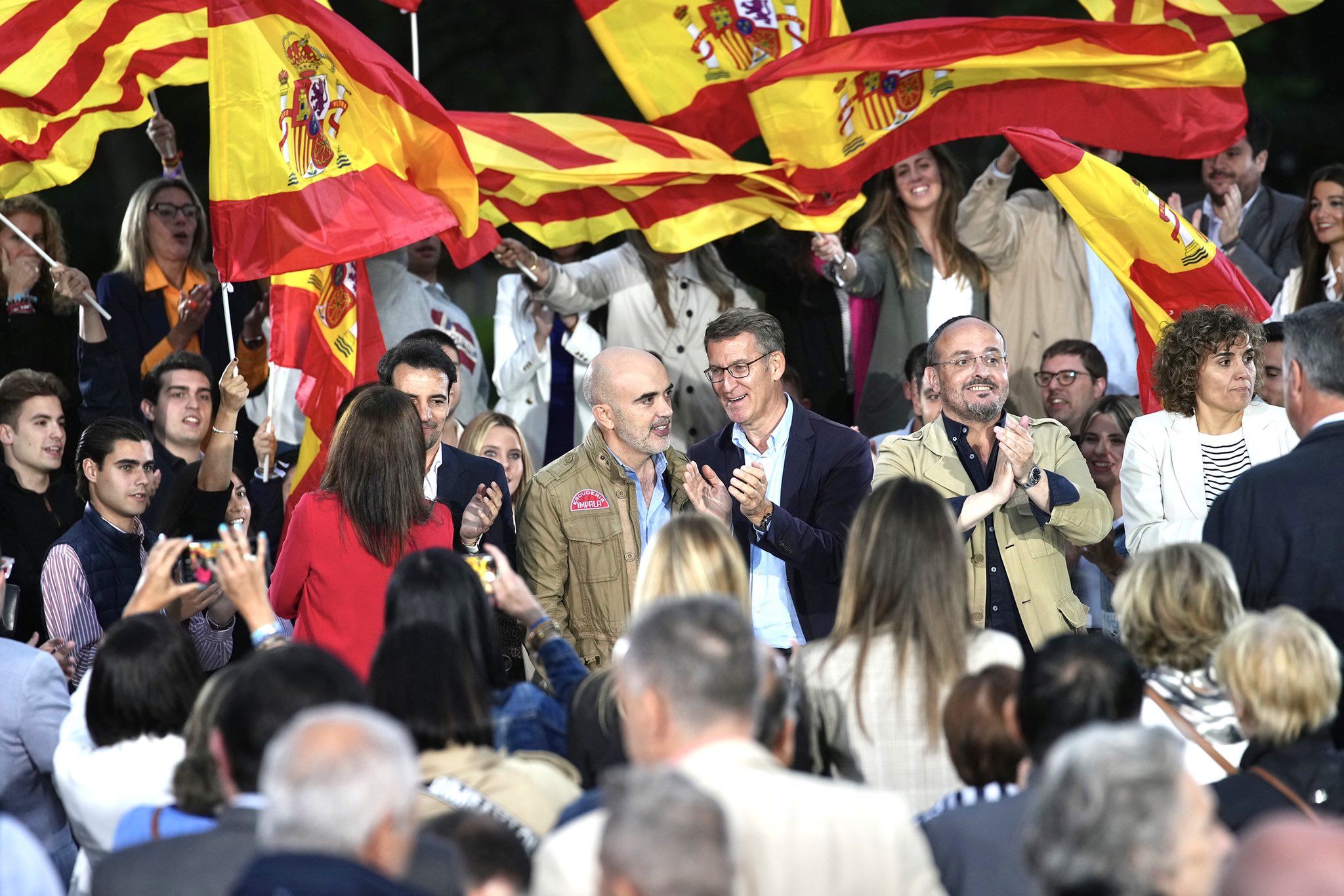 Sirera y Feijóo, en el centro de la imagen, en un acto del PP en Barcelona, en la campaña del pasado 28M. 