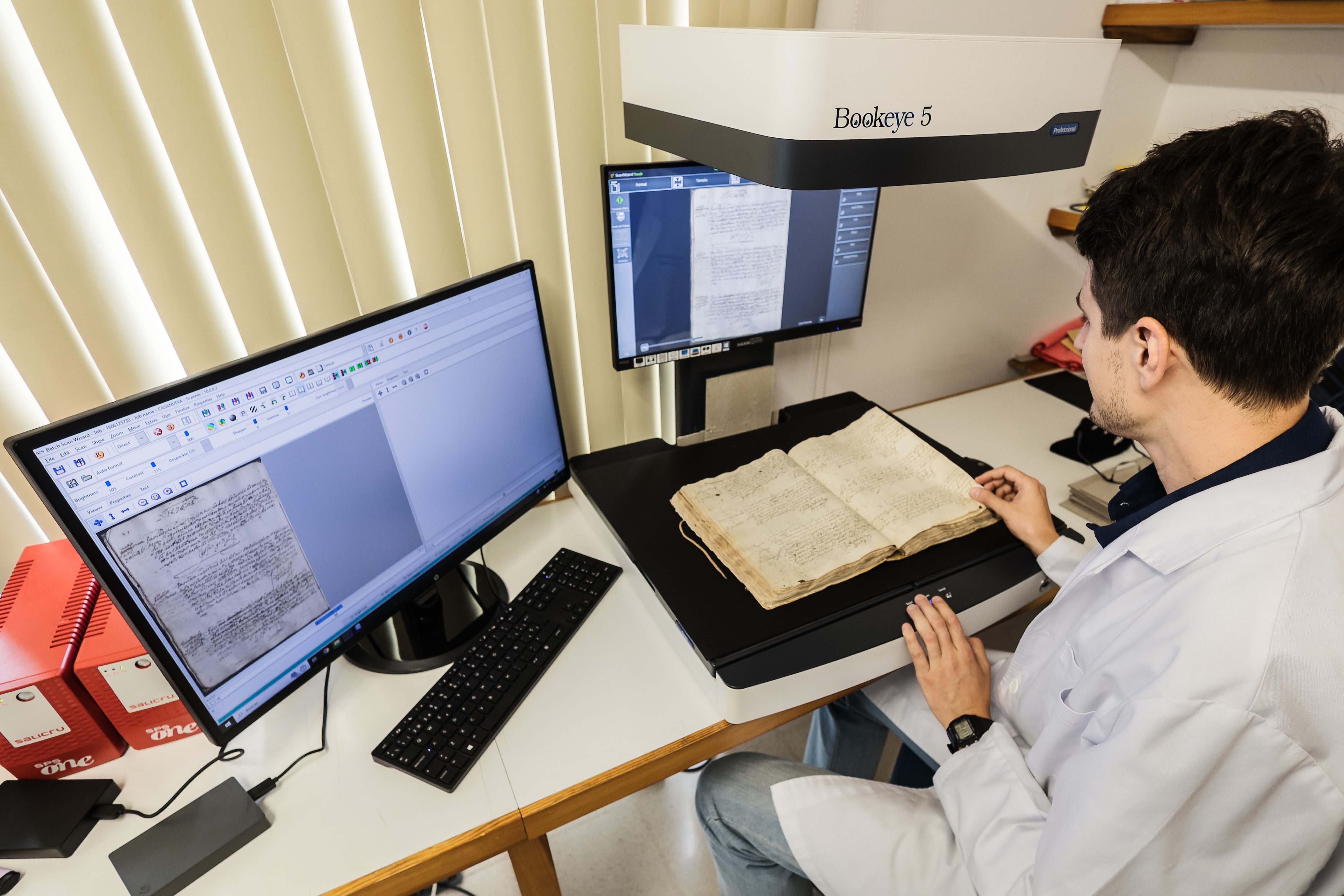 Un técnico escaneando del Archivo Diocesano en el proceso de digitalización.