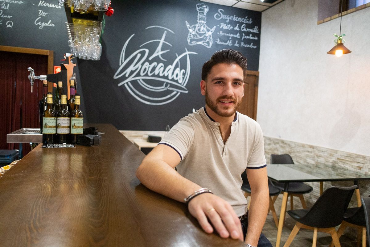 Adrián Martos, impulsor de 'A Bocados' posa junto a la barra de este nuevo bar de Jerez. FOTO: MANU GARCÍA