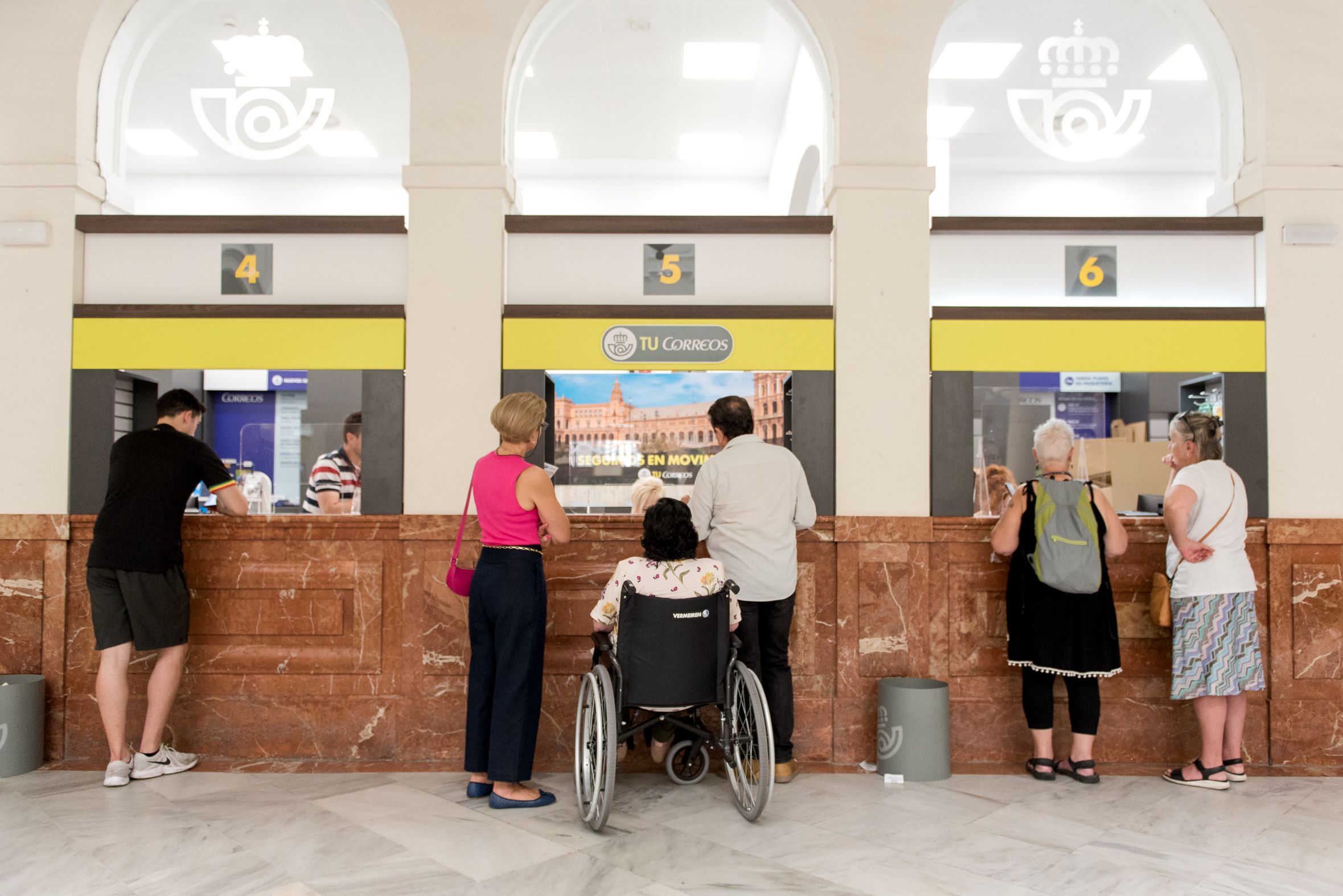 Varias personas votando por correo en las pasadas elecciones del 28M. 