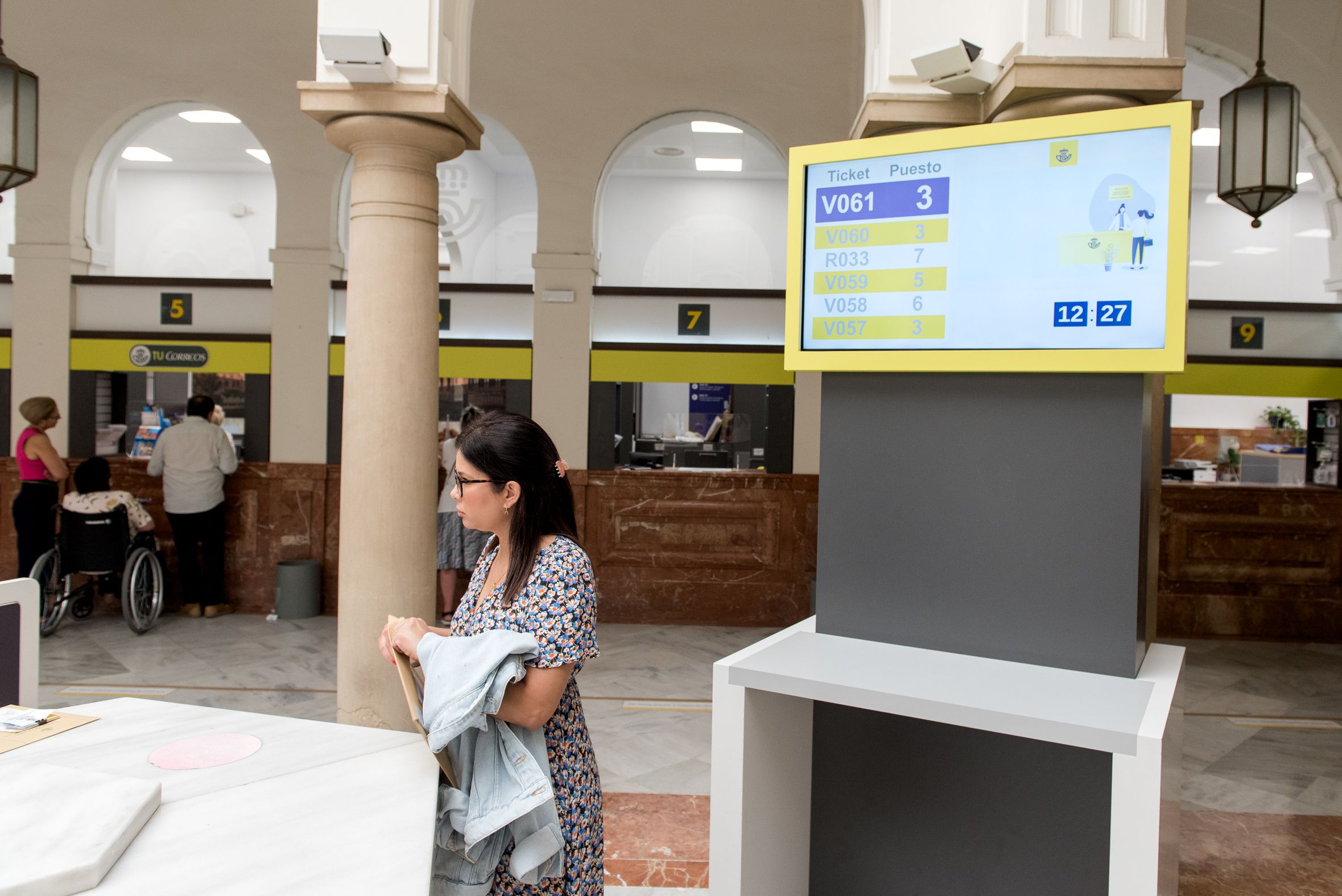 Voto por correo en una oficina de Sevilla.