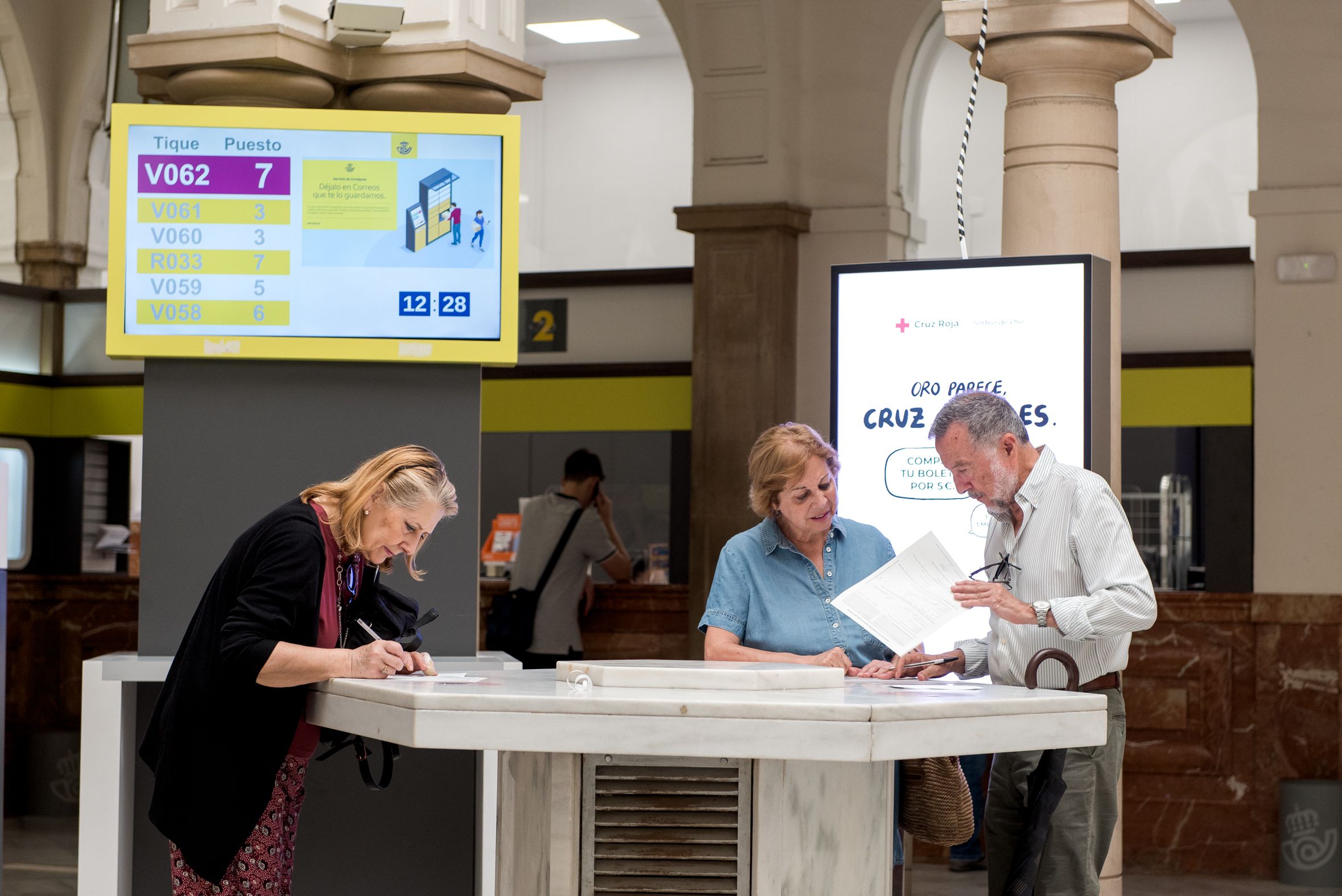 Varias personas solicitando el voto por correo.