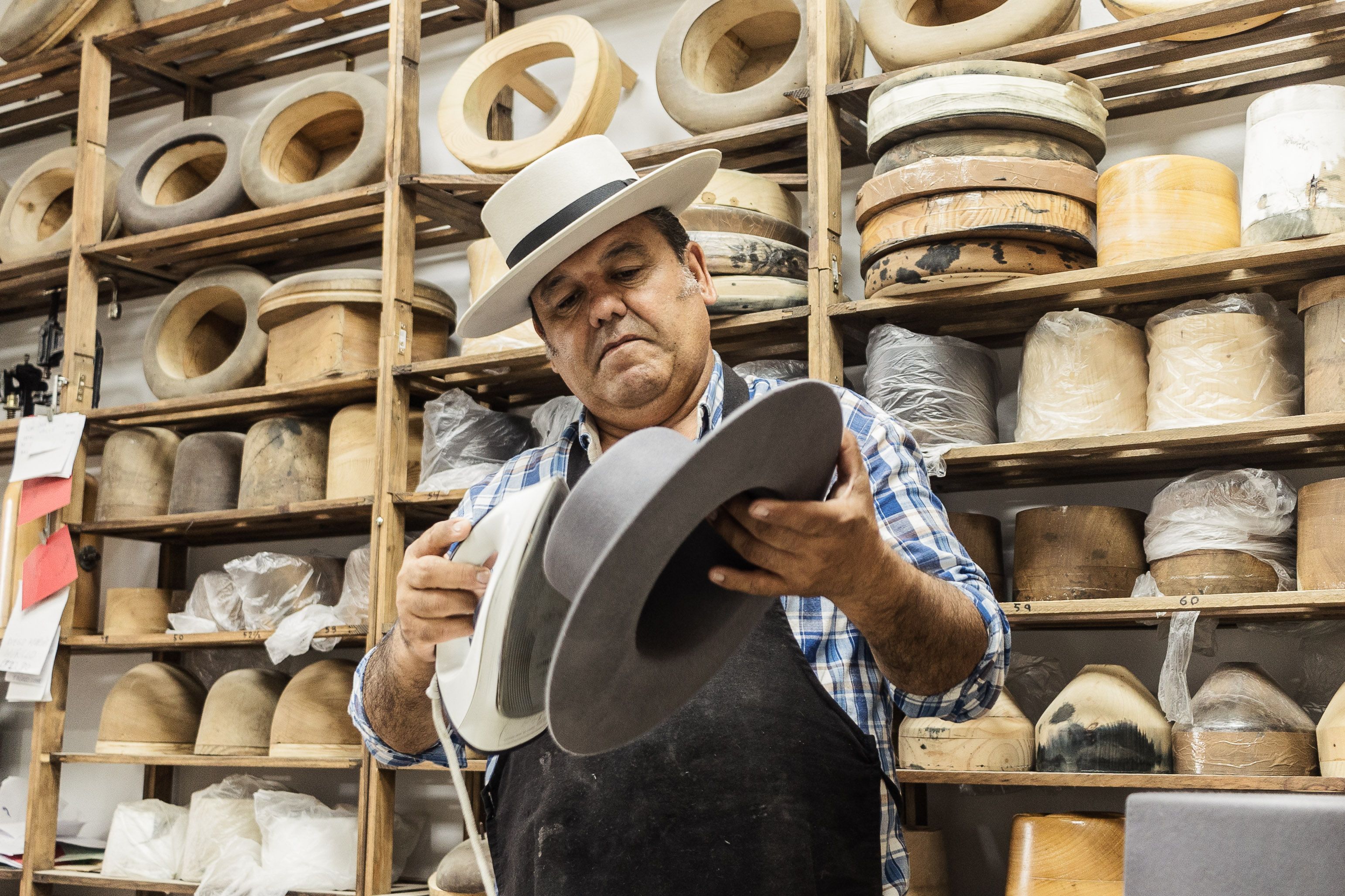 El toque final a la pieza prácticamente terminada.    MANU GARCÍA