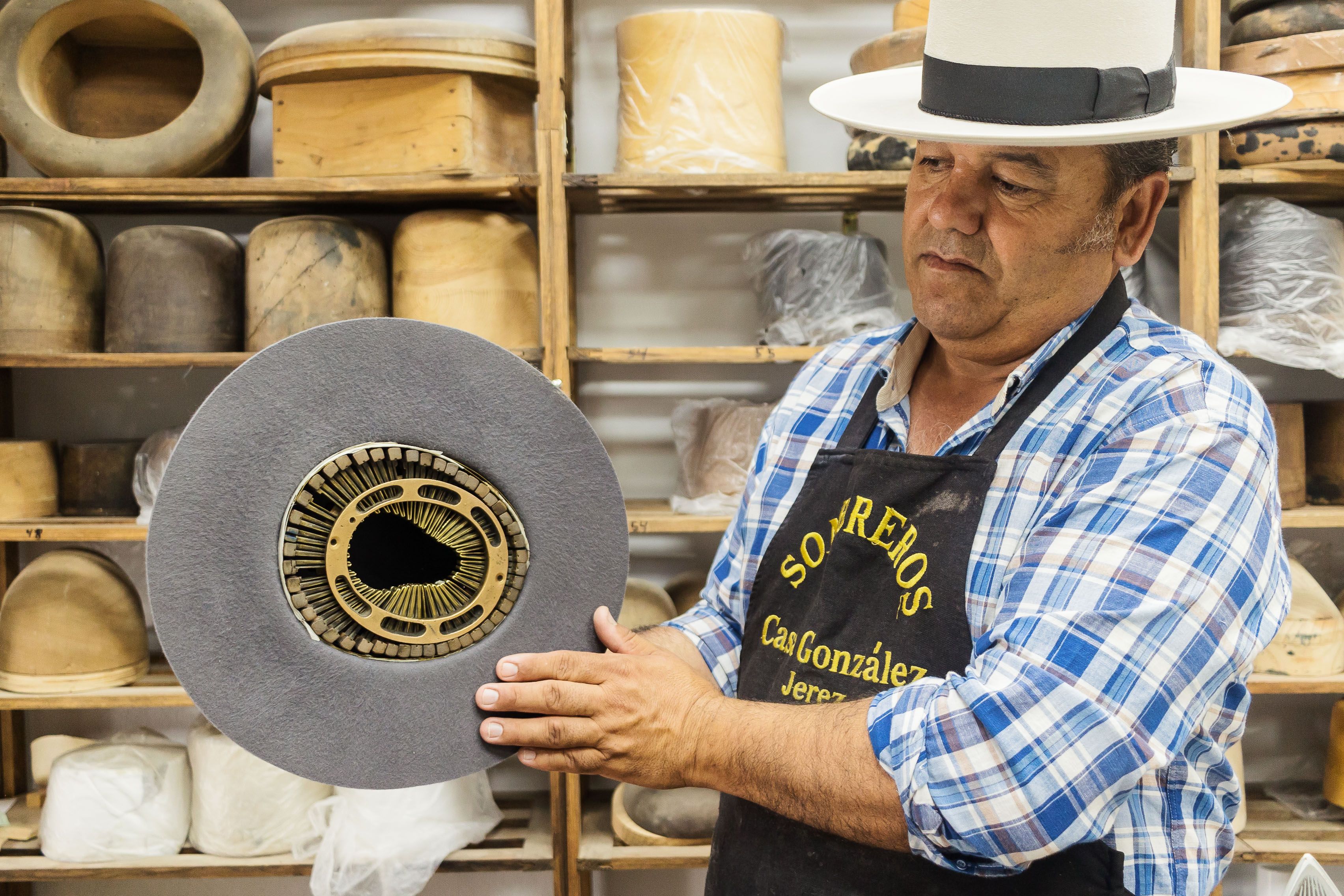 Dando forma a un sombrero de ala ancha.    MANU GARCÍA