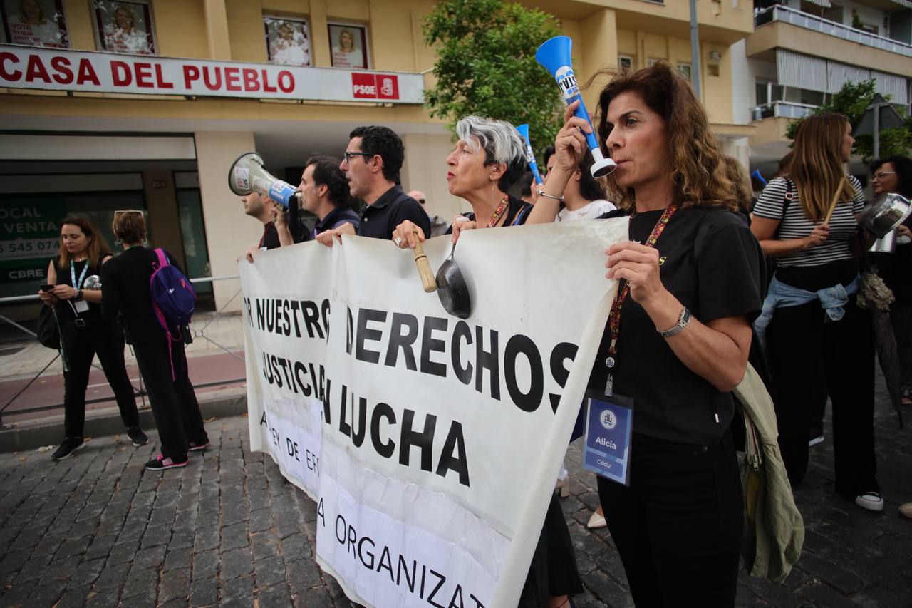 La protesta de los funcionarios de Justicia, frente a la sede del PSOE de Jerez.