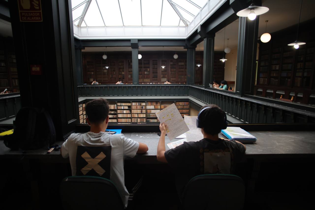 Estudiantes, en la biblioteca central de Jerez.