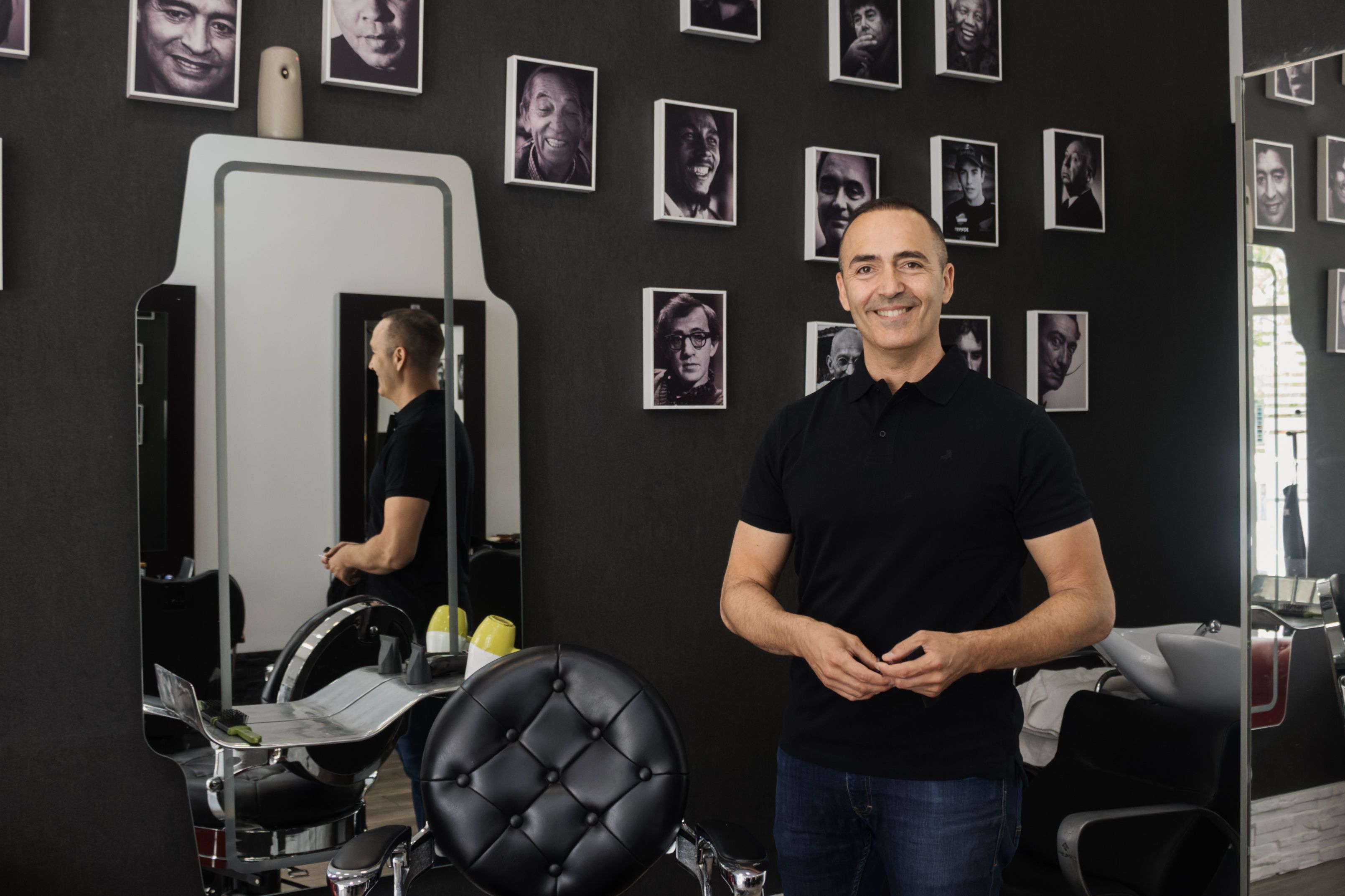 Clemente Cruz Vega en su peluquería, despues de la entrevista.