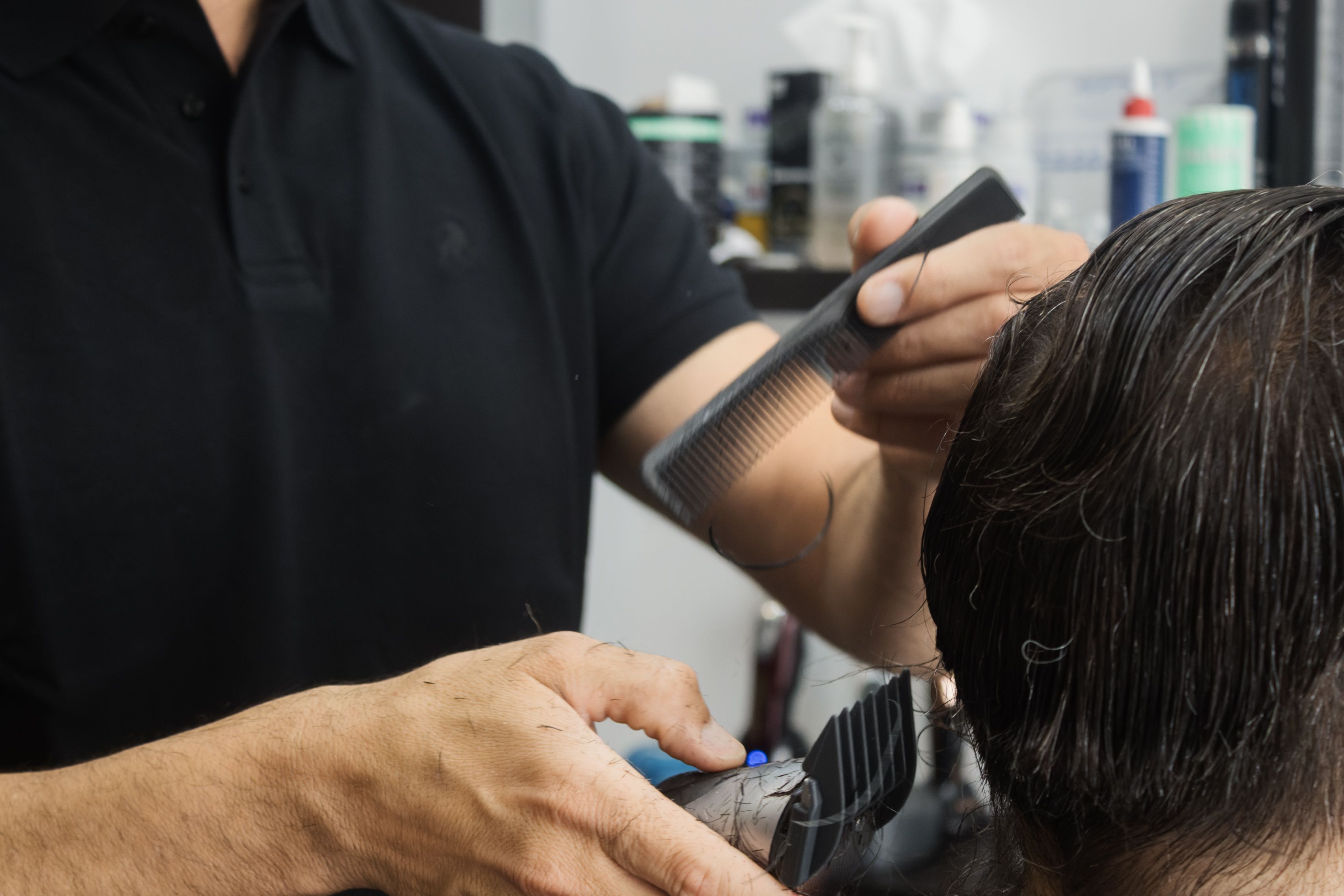 Un peluquero en su negocio en una imagen reciente.