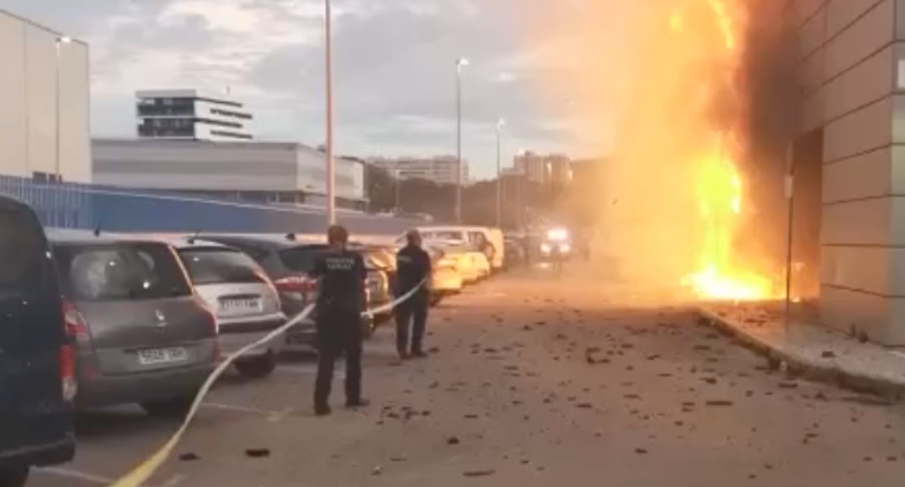 Agentes de la Policía Nacional y de Bomberos Cádiz, tratando de apagar el fuego.