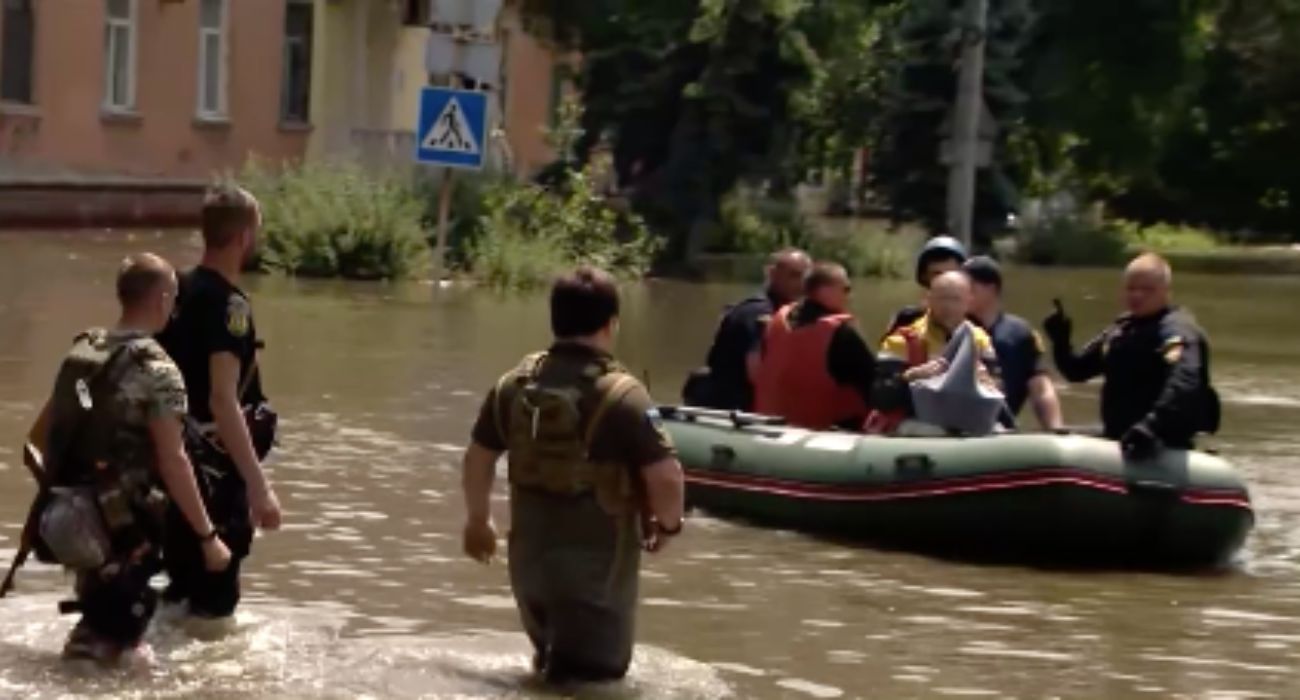 Calles inundadas tras una catástrofe medioambiental de gran magnitud.