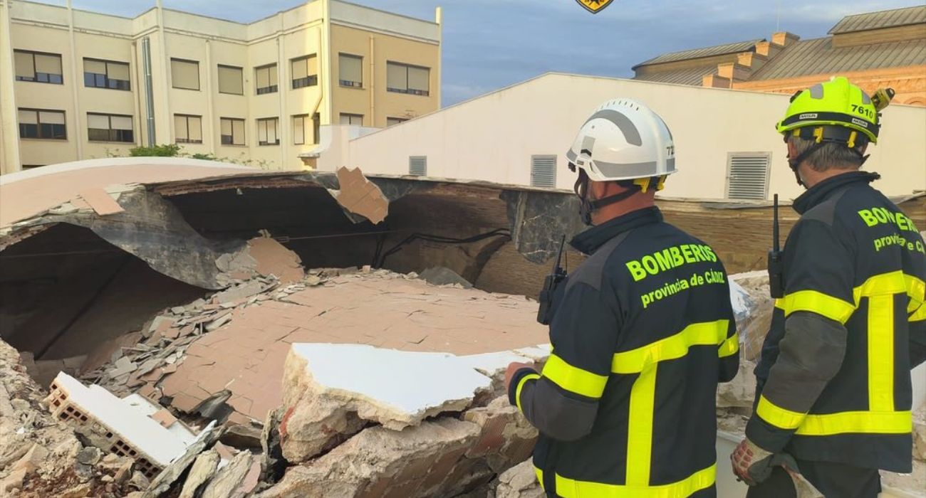 Bomberos de Cádiz, evaluando la zona afectada por el derrumbe.