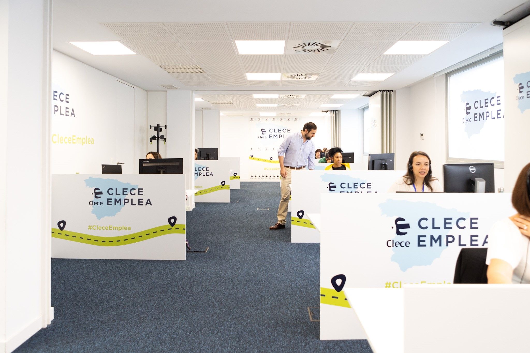 Técnicos de selección de trabajadores en la campaña 'Clece emplea'.