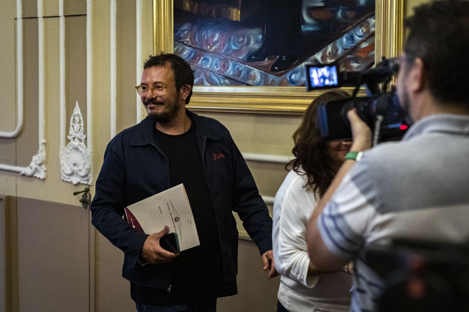 El alcalde en funciones sonríe a su llegada a la rueda de prensa de despedida. GERMÁN MESA