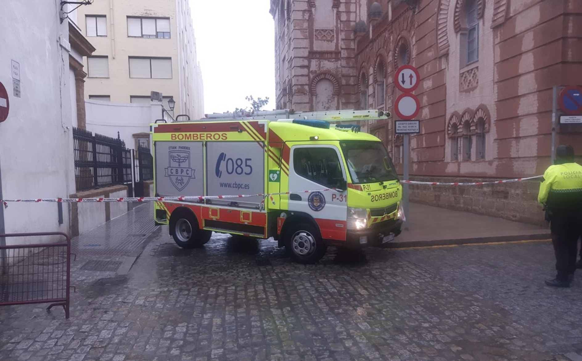 Un camión de bomberos accediendo a la plaza, junto al Teatro Falla, donde se ubica la iglesia castrense.