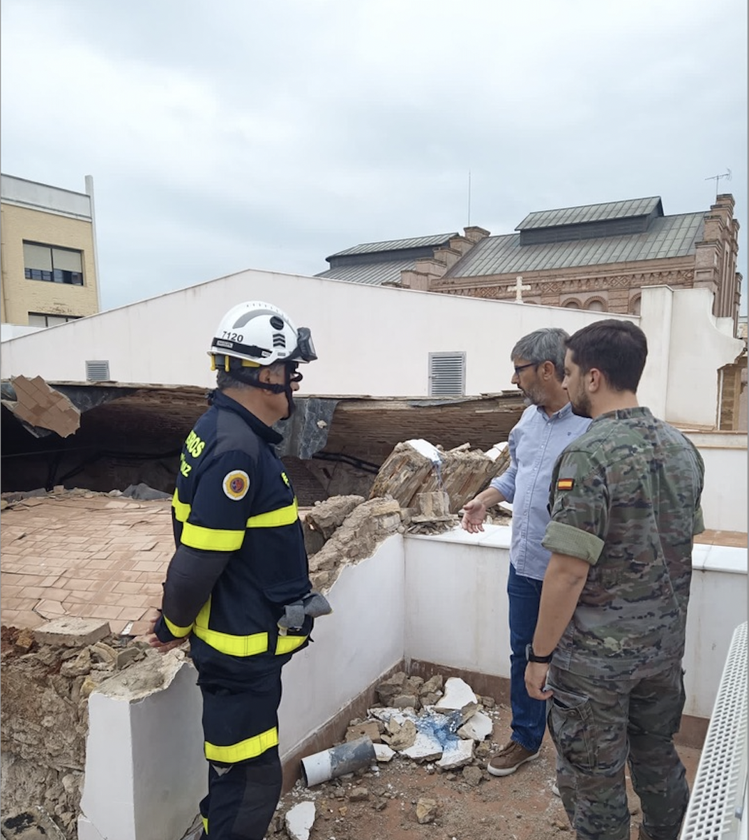Técnicos de Defensa y del Ayuntamiento miento una a los bomberos en la inspección de la zona afectada.