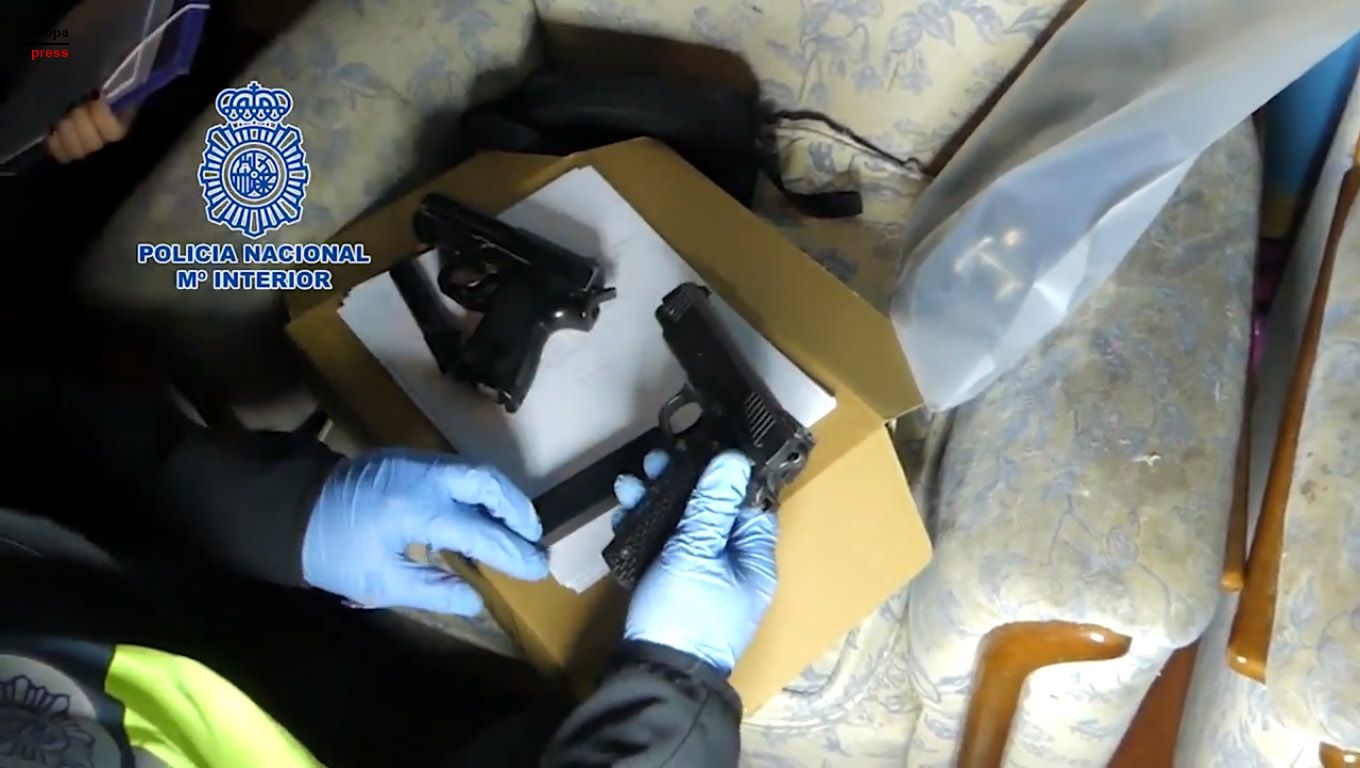 Armas intervenidas durante el registro policial. FOTO: EUROPAPRESS