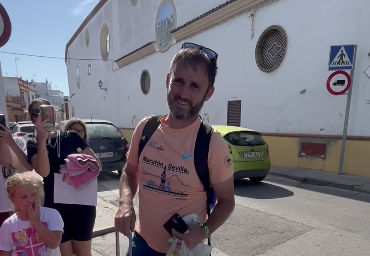 Manu, el profesor que ha recibido esta sorpresa en Sanlúcar. 