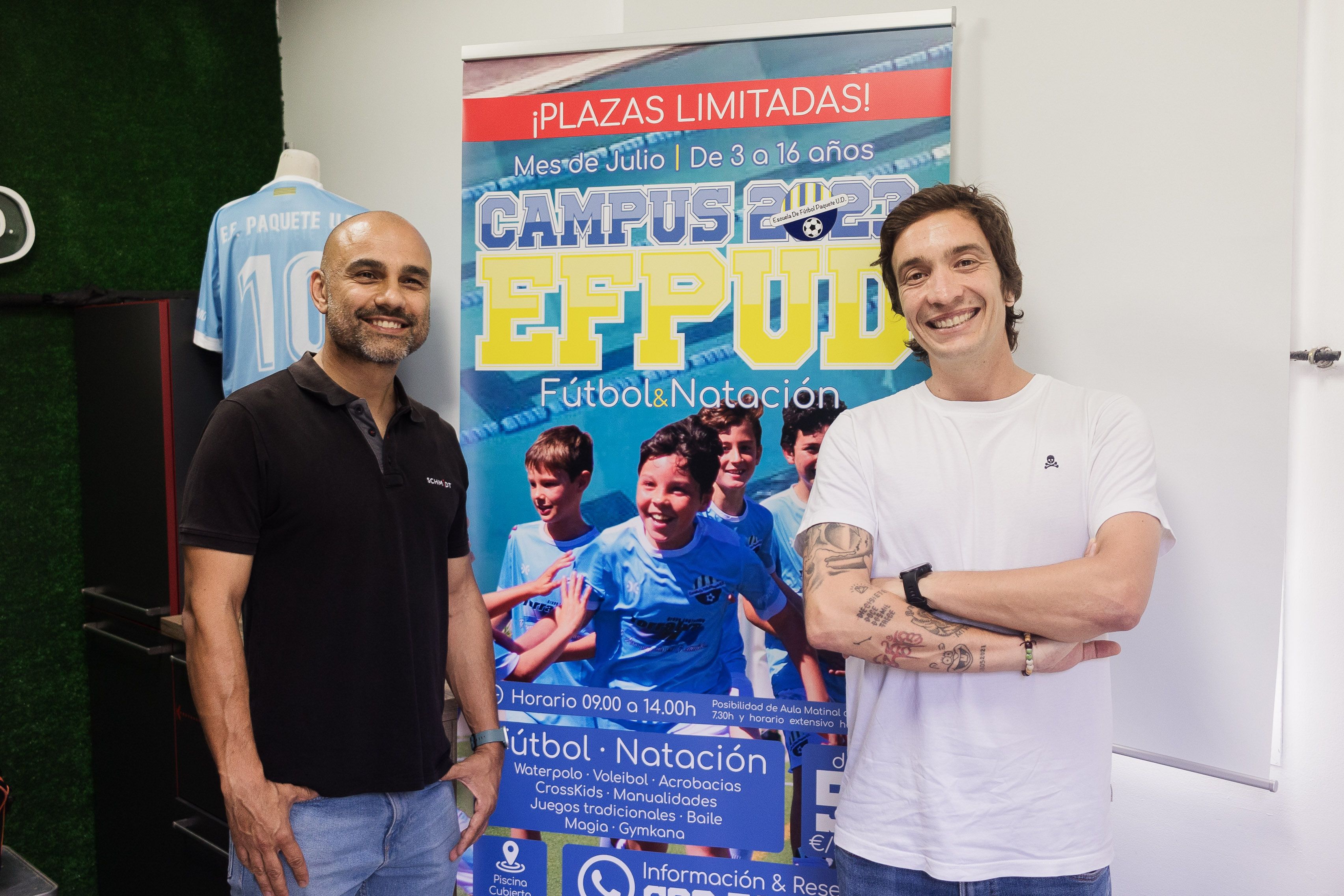 Julio Vázquez, de Cocinas Schmidt, junto a Jaime, el presidente de la escuela. 