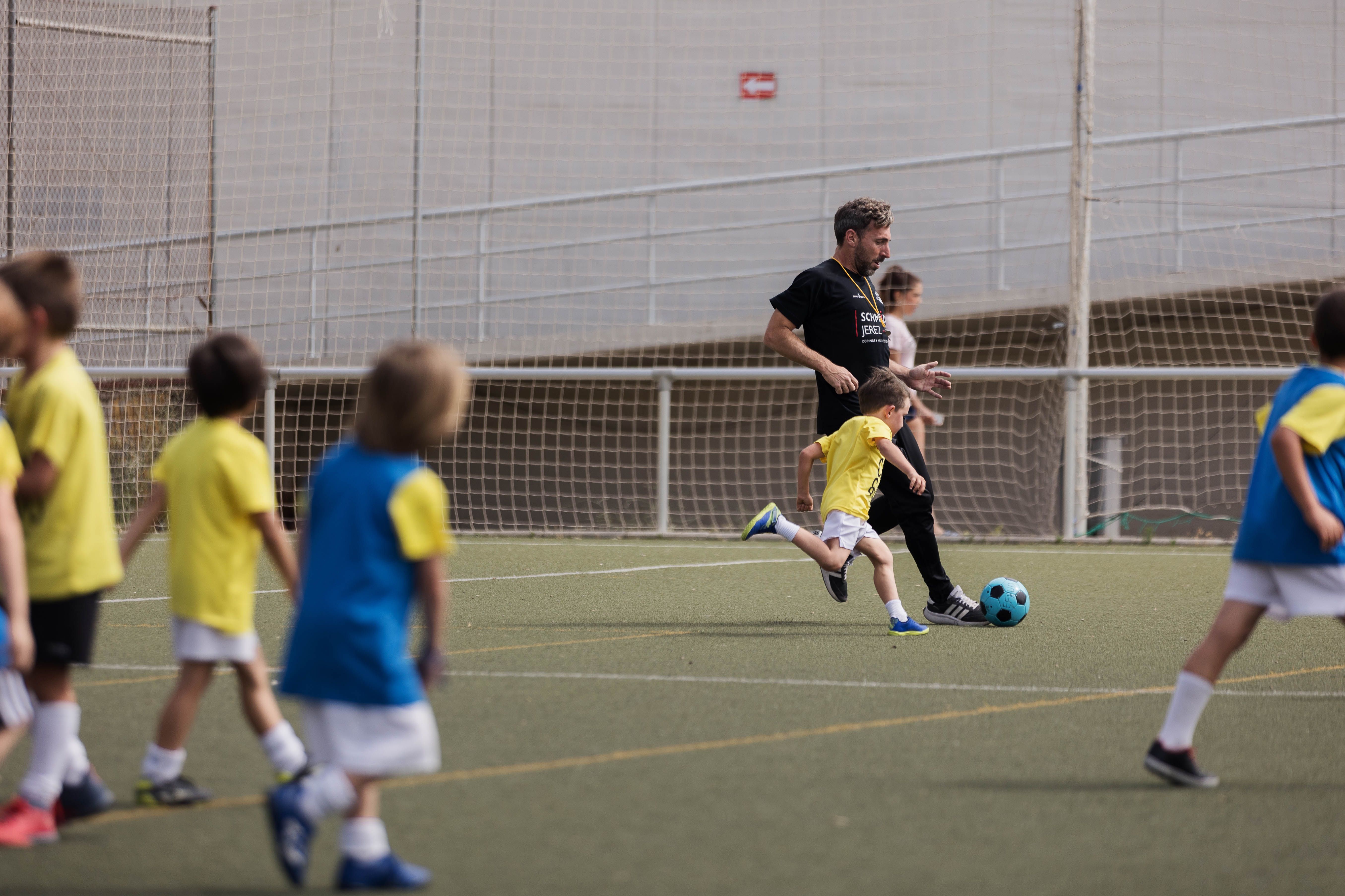 Niños entrenando en el campo de fútbol 7.