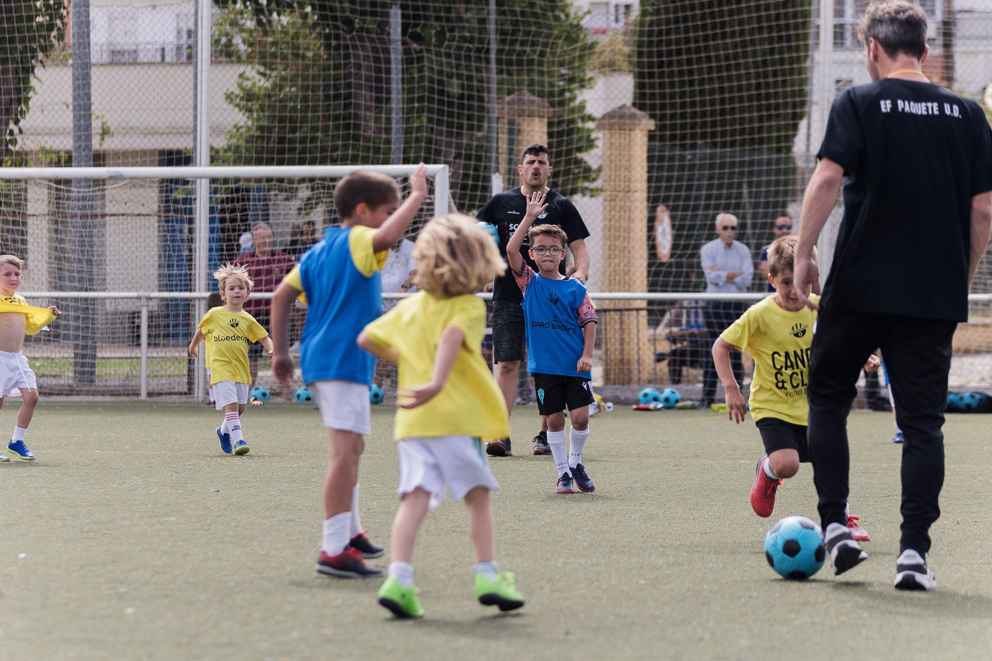 Varios niños entrenando en instalaciones deportivas de Jerez. Varios niños entrenando en instalaciones deportivas de Jerez.
