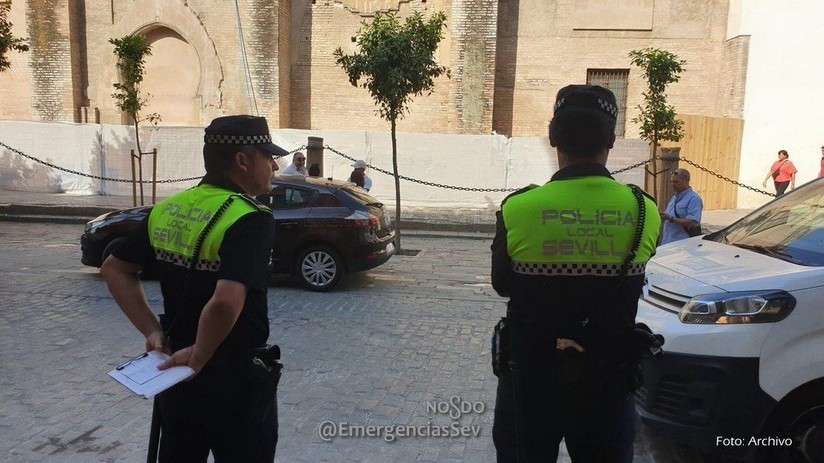 Agentes de la Policía Local en el centro de Sevilla. FOTO: EUROPAPRESS