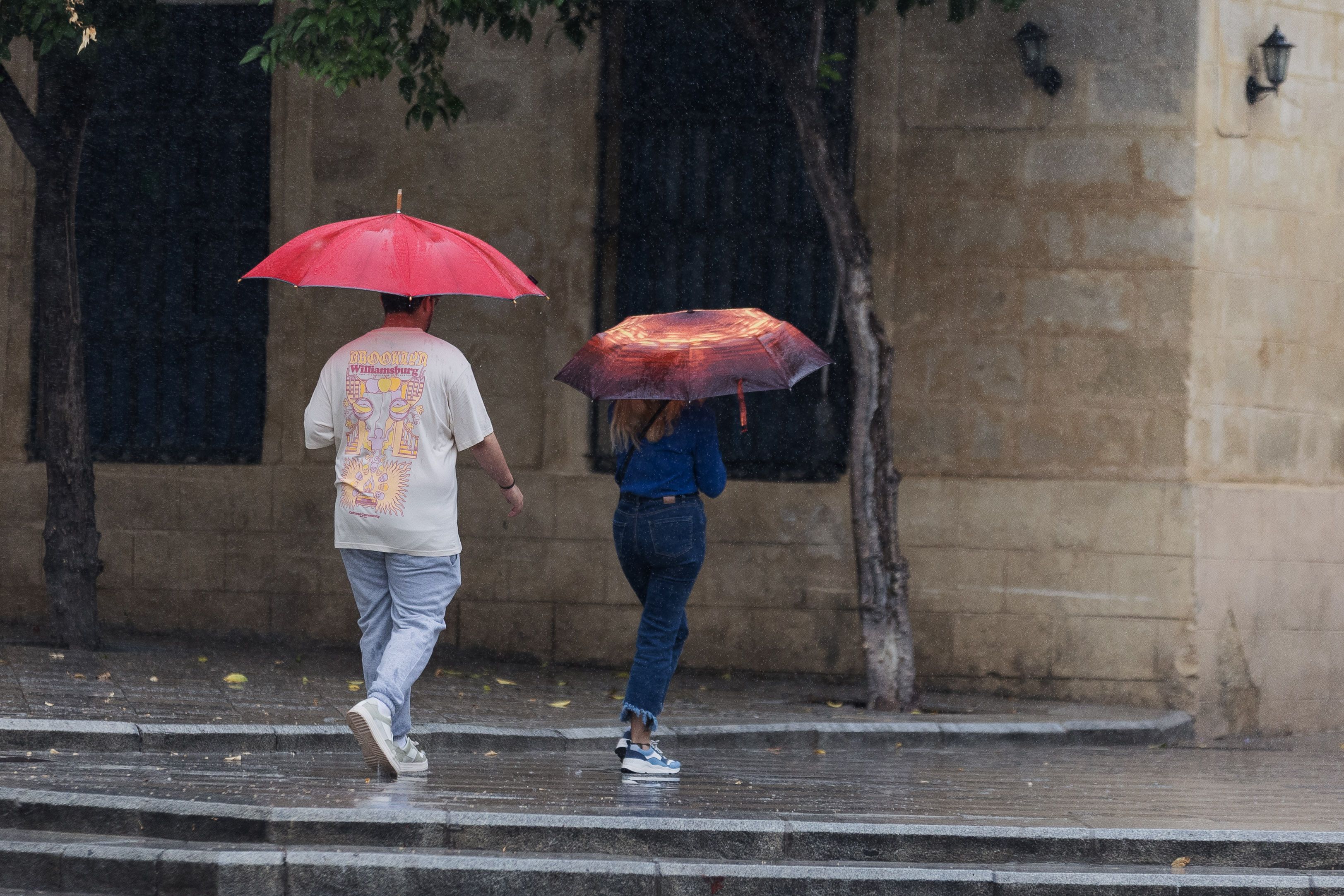 Dos personas pasean bajo la lluvia en una imagen de archivo. 