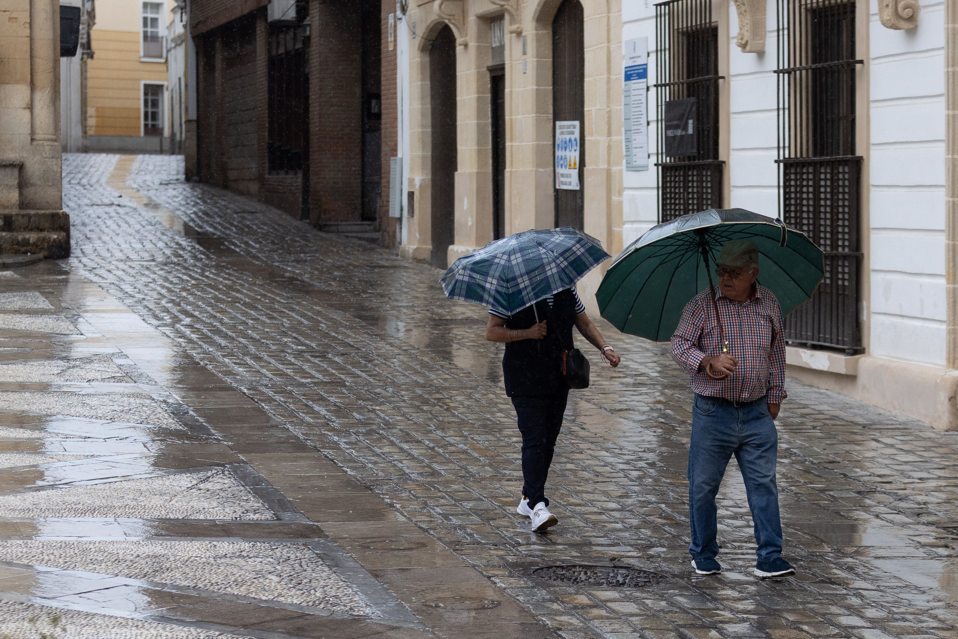 Los paraguas pueden regresar este fin de semana por una DANA nada habitual.