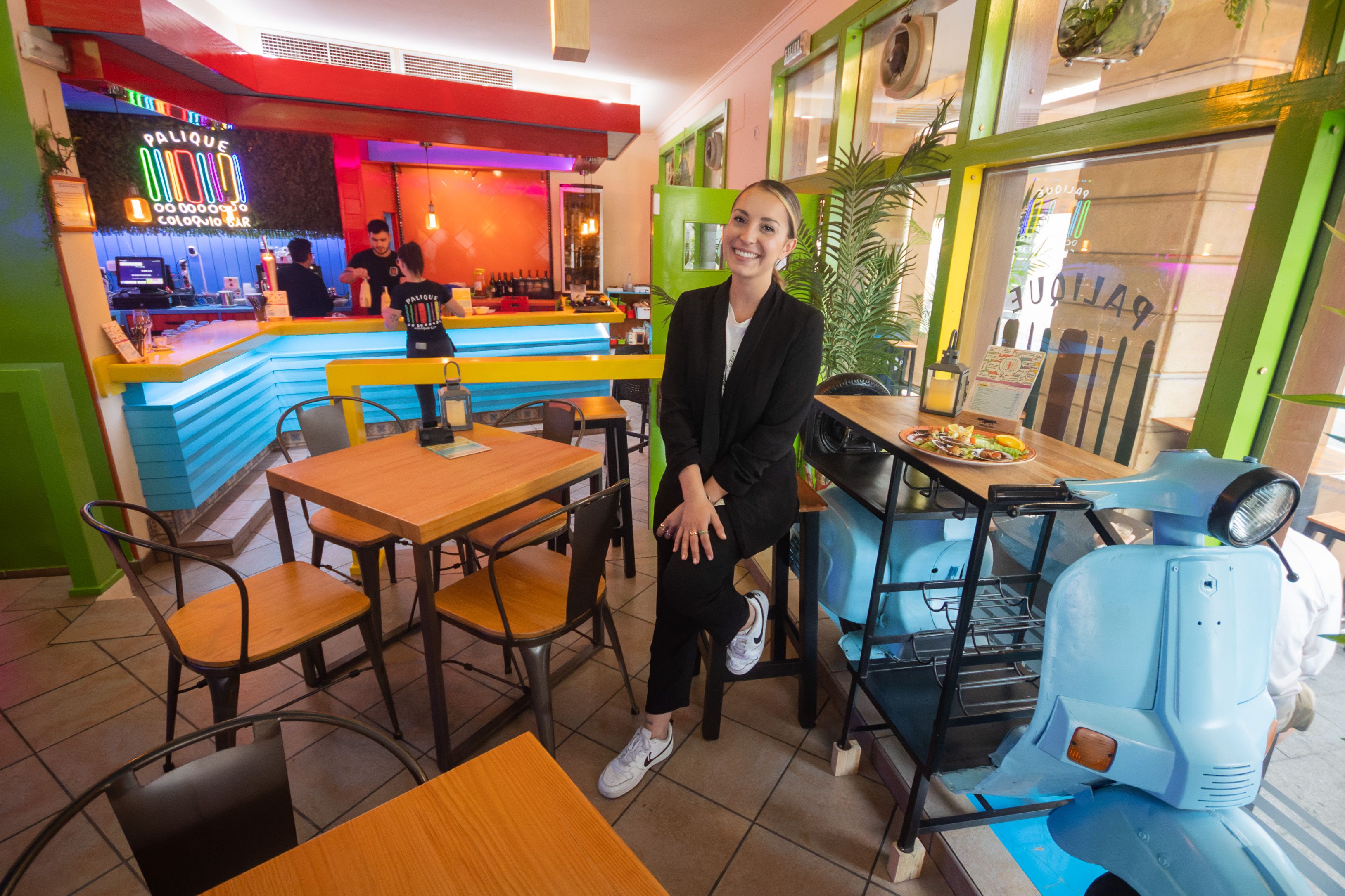 El colorido interior de El Palique con Noelia Nieves en la imagen, la encargada del establecimiento.