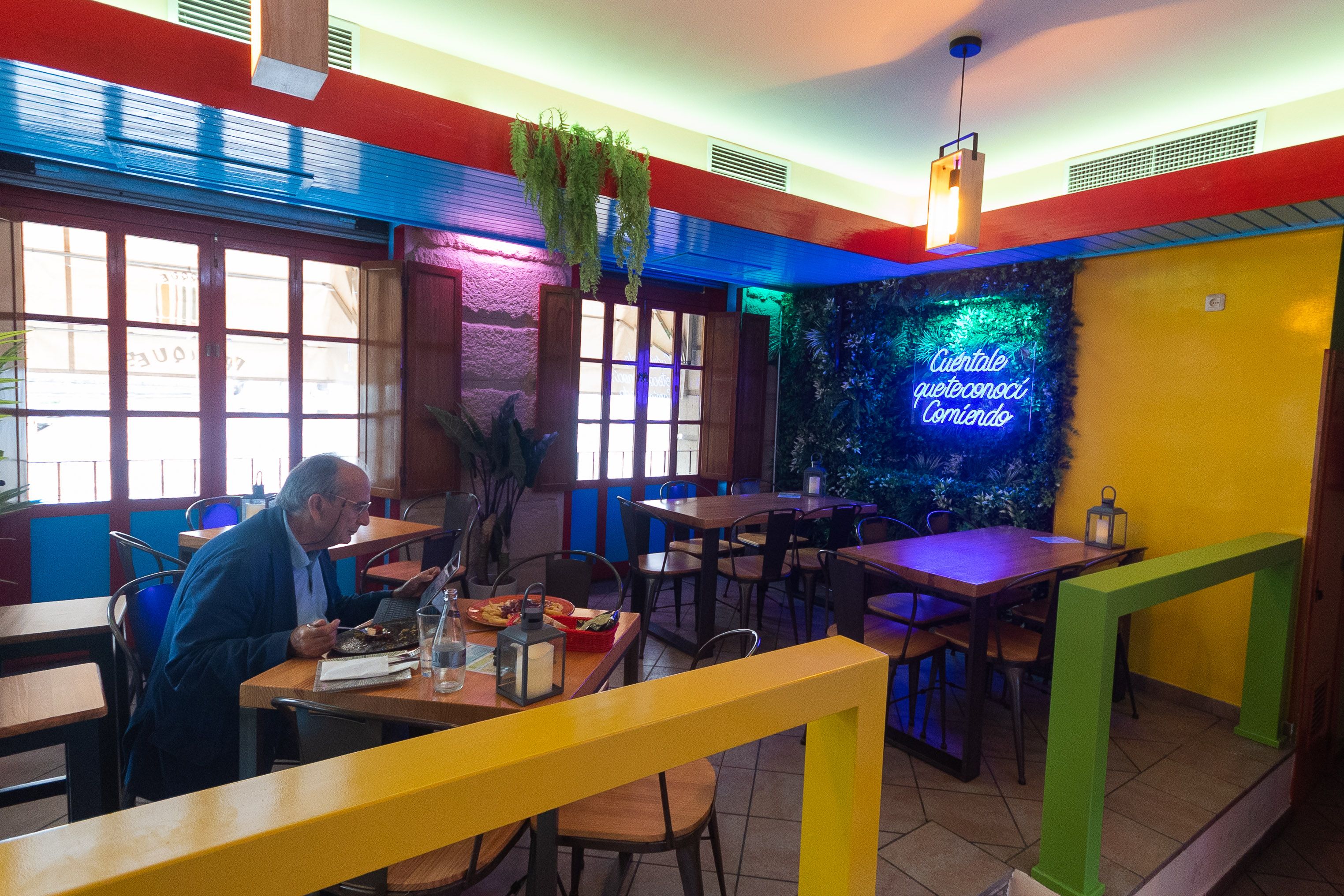 Un rincón del bar restaurante.    MANU GARCÍA 