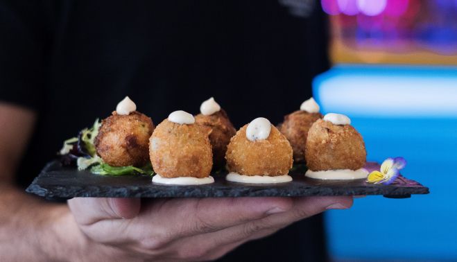 Algunos de los platos de la amplia y variada carta del establecimiento.   MANU GARCÍA