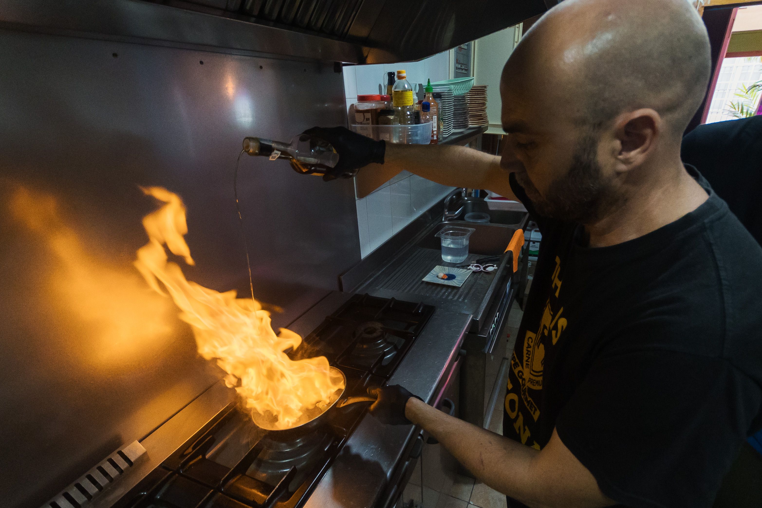 Entre fogones, la cocina de El Palique.   MANU GARCÍA