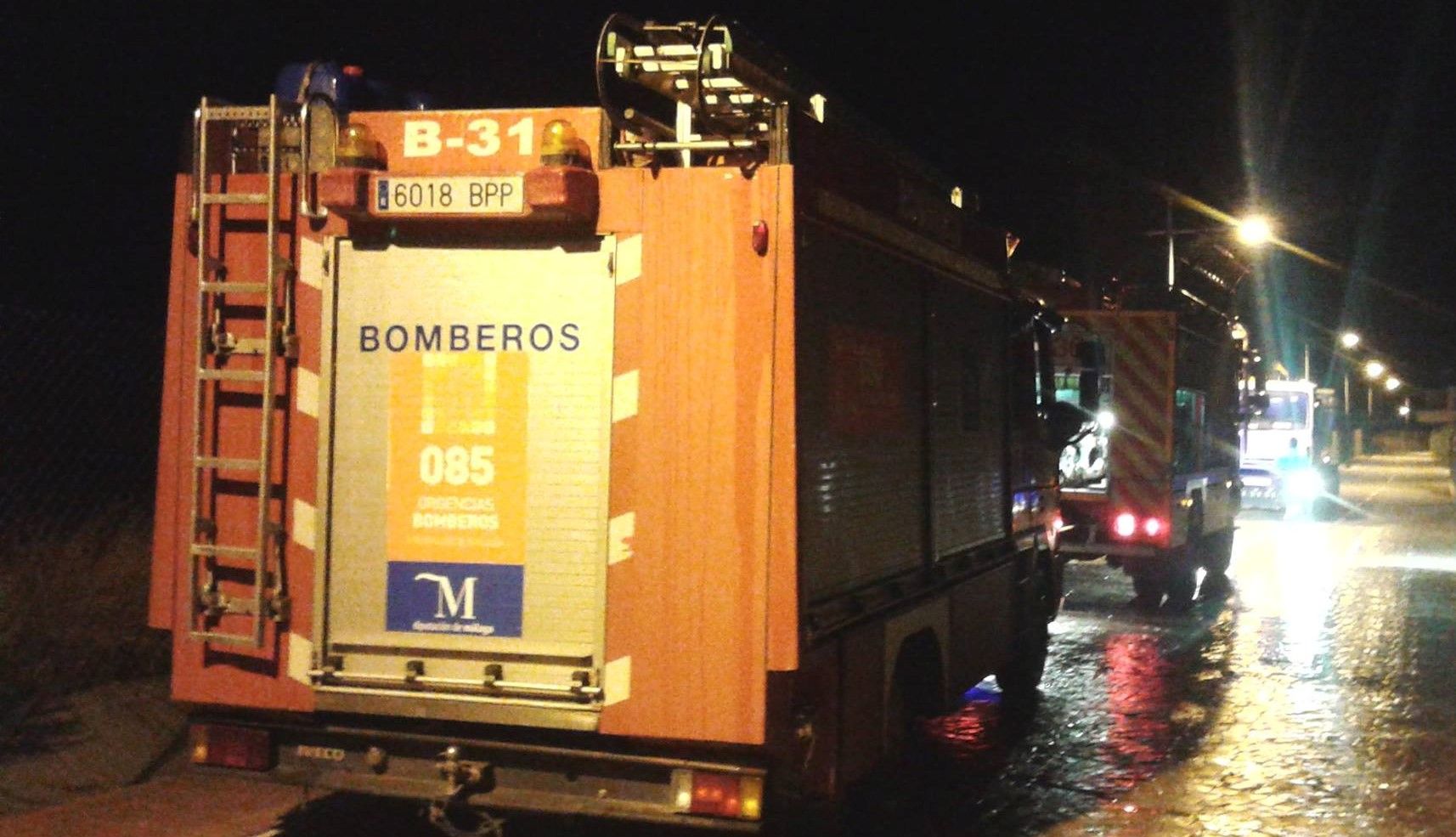 Los bomberos de Málaga excarcelaron a la víctima tras confirmar el fallecimiento.