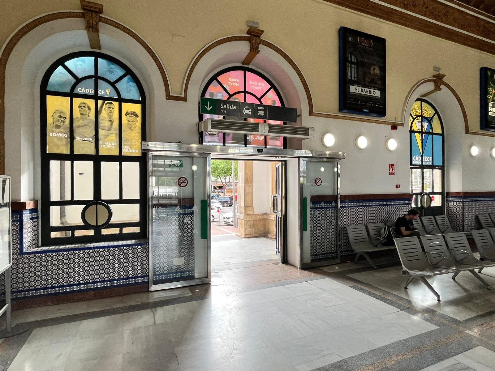 La estación de trenes de Jerez, con las imágenes de la campaña promocional del Cádiz CF. 