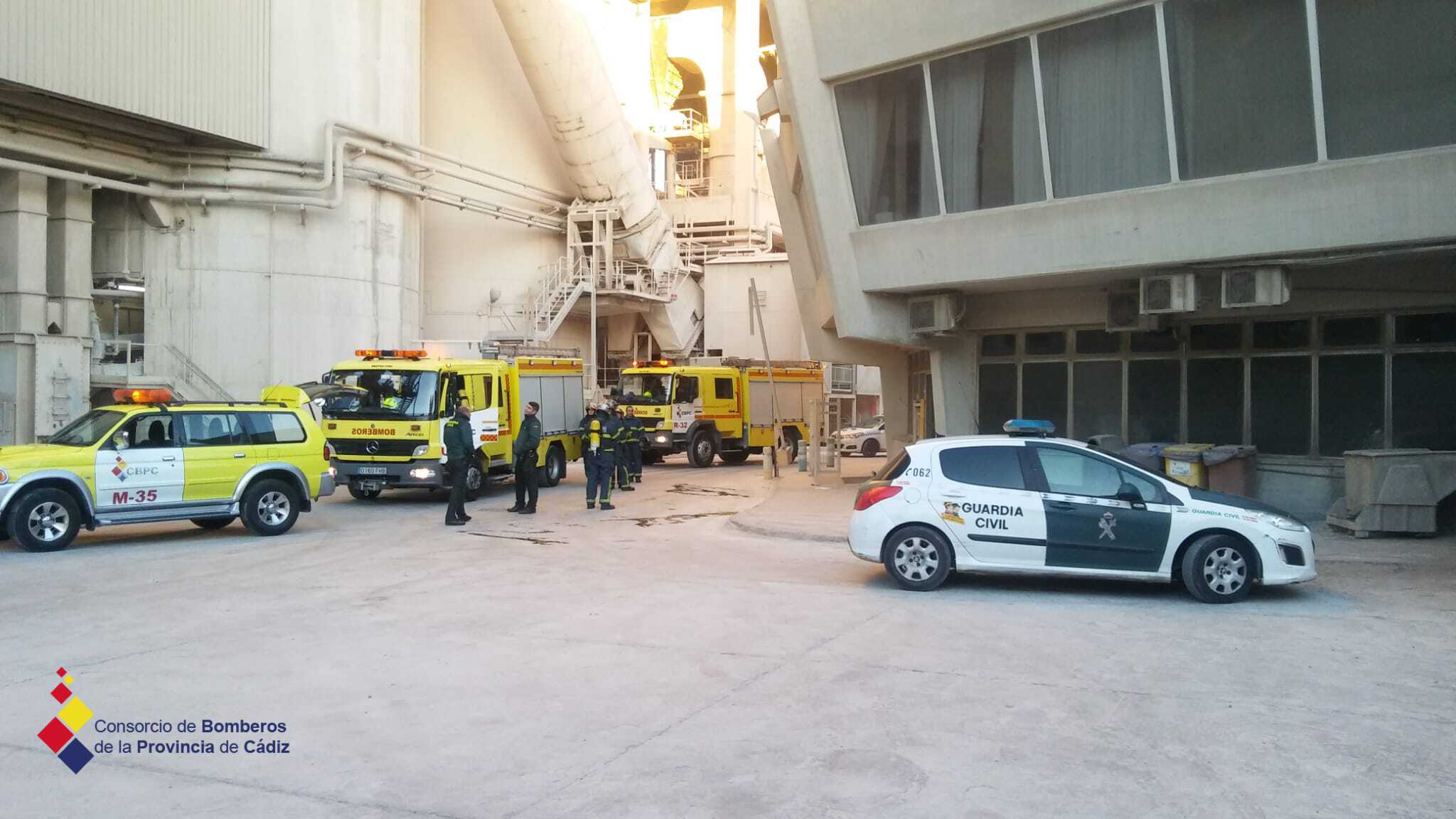 Efectivos desplazados hasta la fábrica Holcim tras declararse el incendio.