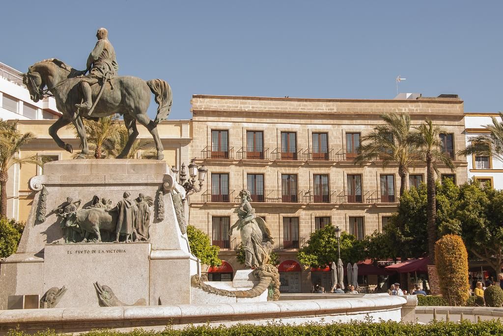 Edificio recuperado para apartamentos turísticos en la plaza del Arenal. FOTO BOOKING