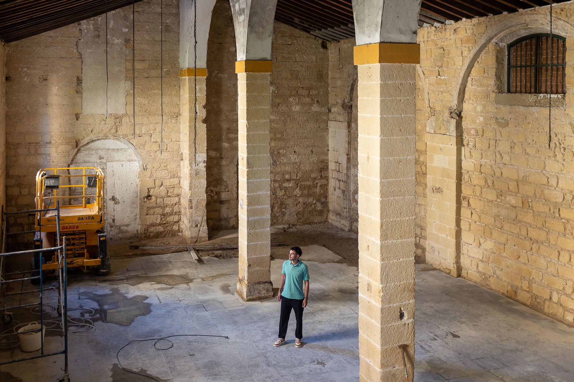 Manuel Loreto, dueño de Jindama, en el futuro emplazamiento del restaurante, un casco de bodega en el Angostillo de Santiago.