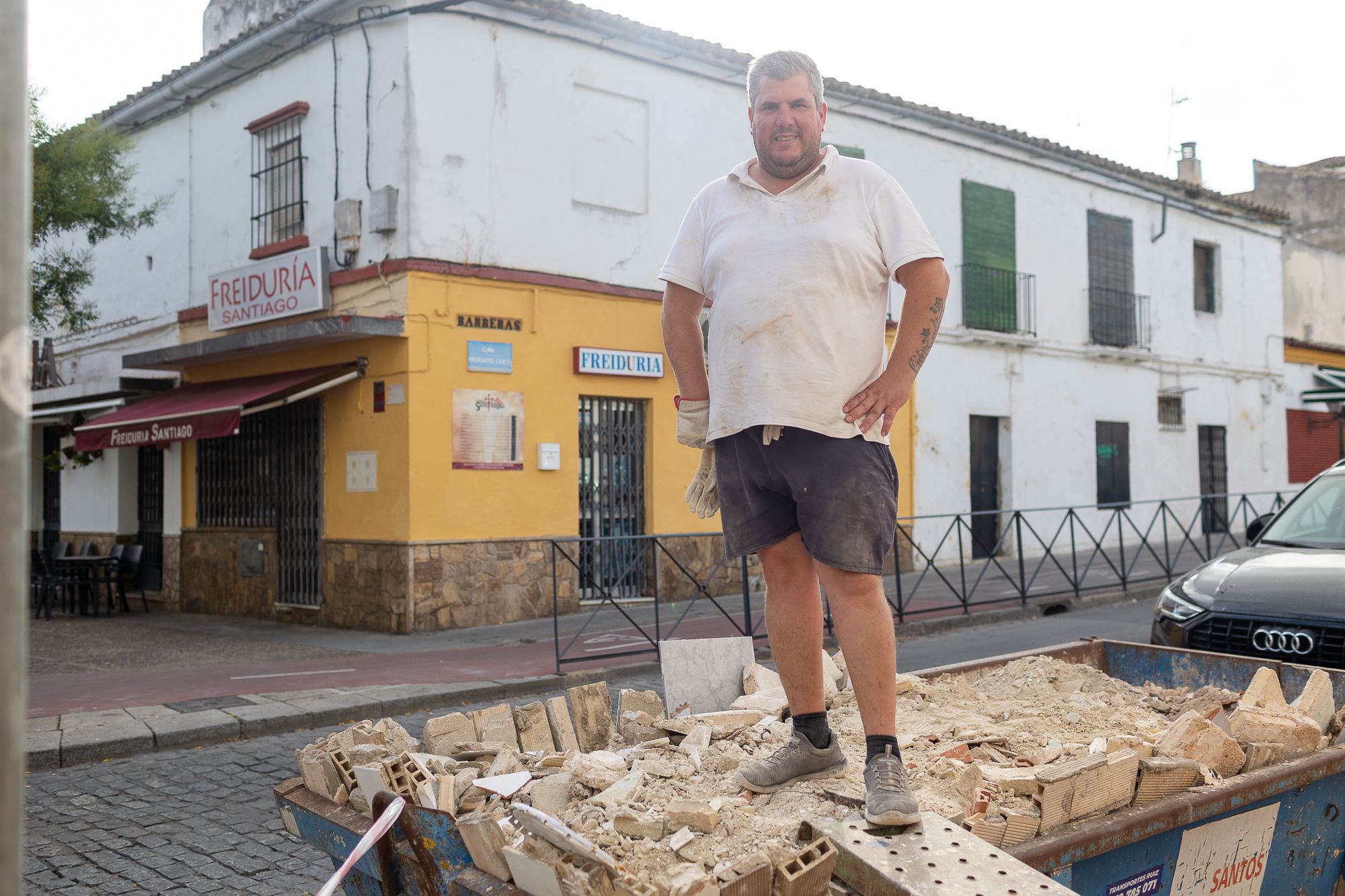 El propietario del freidor, ante la finca en venta, donde hasta ahora se encuentra su negocio en Santiago.