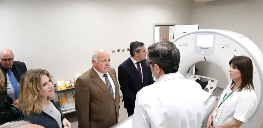 El consejero de Salud, Jesús Aguirre, durante una visita al hospital de La Janda.