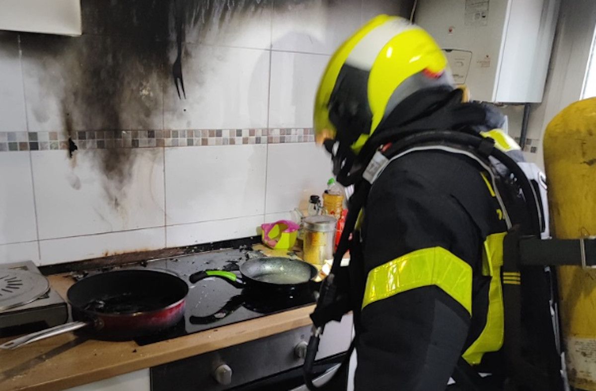Bomberos del Consorcio provincial intervienen en un incendio en una casa de Cádiz. 