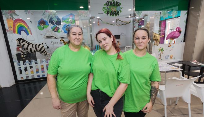 Patricia y Eva junto a su madre en la inauguración.    MANU GARCÍA