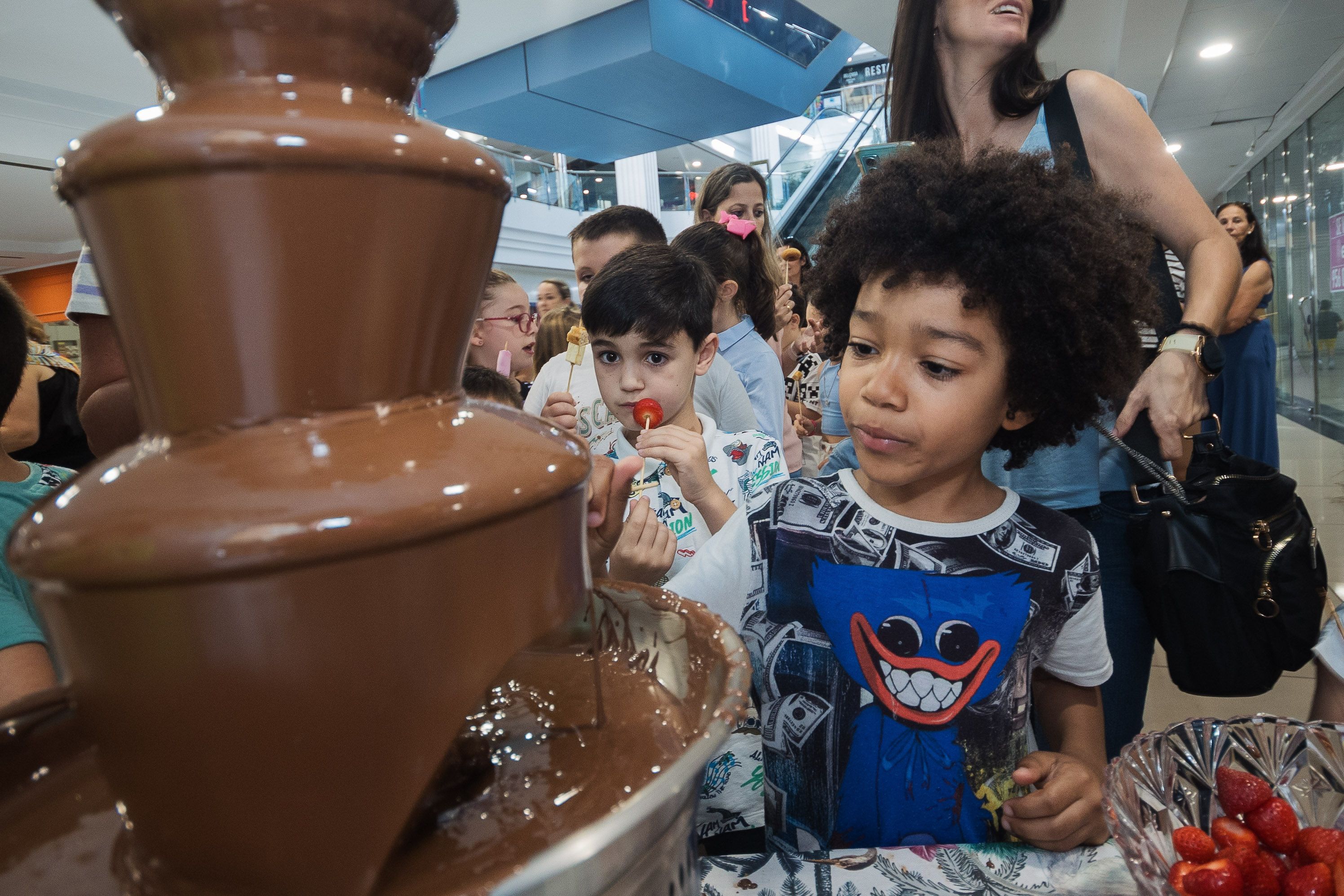Una fuente de chocolate en la inauguración del parque infantil.