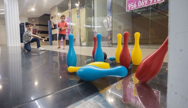 Dos pequeños jugando a los bolos. MANU GARCÍA