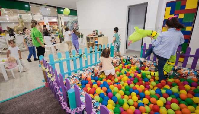 La piscina de bolas, uno de los juegos instalados en el local. MANU GARCÍA