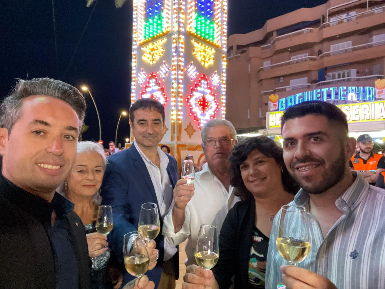 Carmen Álvarez y otros miembros de IU en Sanlúcar, en la inauguración de la Feria de la Manzanilla, esta semana.